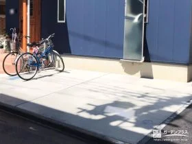 高級感のある天然石張りで仕上げたアプローチが映える外構工事