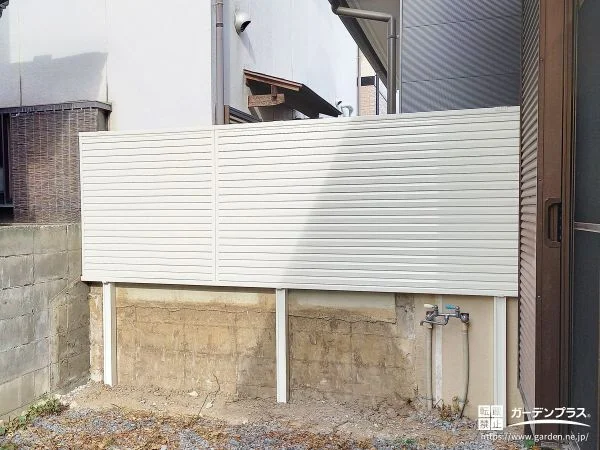 傾いた塀を撤去し目隠しフェンスを設置したリフォーム工事