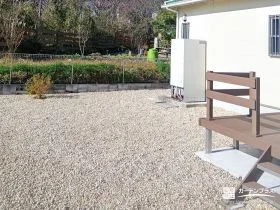 ナチュラルな化粧砂利を敷いたローメンテナンスの主庭[施工後]