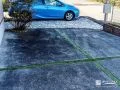 駐車スペースを彩る、雑草対策用の人工芝のアクセントスリット