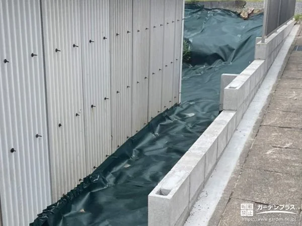 敷地境界フェンスを取り付けるためのブロックを積んだ工事