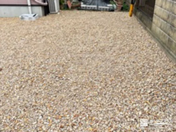 温かみのあるカラーの化粧砂利で雑草の発生を抑制した工事