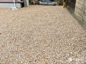 温かみのあるカラーの化粧砂利で雑草の発生を抑制した工事