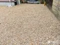 温かみのあるカラーの化粧砂利で雑草の発生を抑制した工事