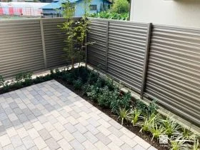 インターロッキングと植栽で彩ったお庭を快適に目隠しした工事