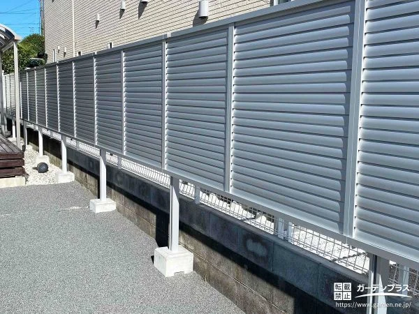 スタイリッシュな印象の目隠しフェンスで視線をカットした工事