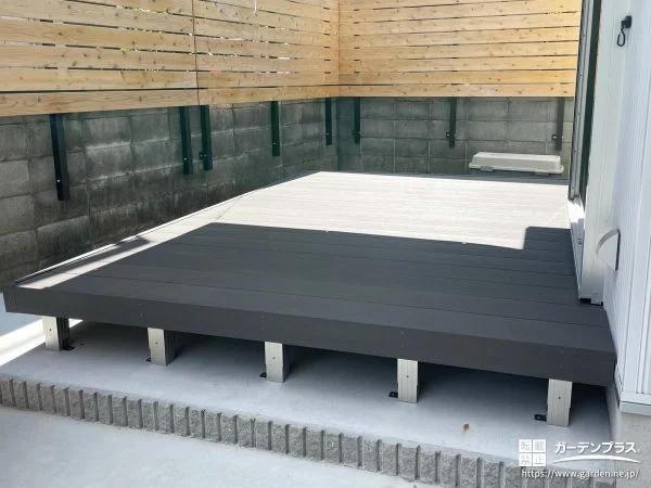 お庭に柔らかなグレーカラーのウッドデッキを設置した工事