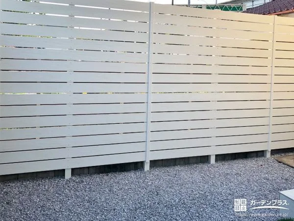 ホワイトカラーの木目調フェンスがお庭を明るく演出した工事
