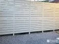 ホワイトカラーの木目調フェンスがお庭を明るく演出した工事