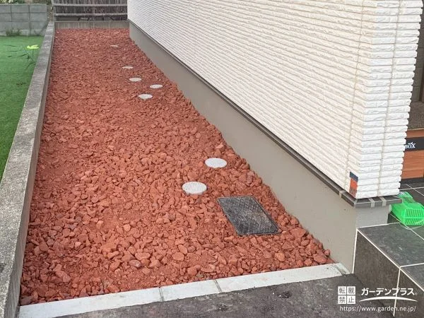 レンガ砕石を敷設してナチュラルな印象で雑草対策を叶えた工事