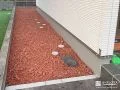 レンガ砕石を敷設してナチュラルな印象で雑草対策を叶えた工事