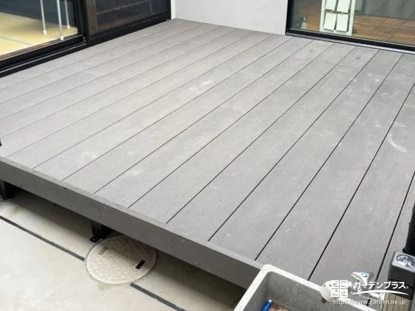 柔らかなグレーのカラーがお庭に馴染むウッドデッキの設置工事