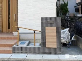 建物と統一感を持たせた、機能的な門周り[施工後]