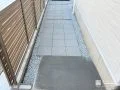 お庭へとつながるコンクリート平板の園路