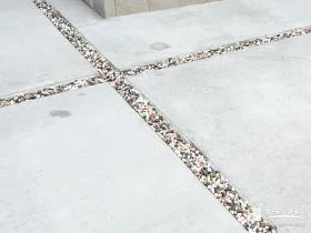 駐車スペースに彩りを添える、化粧砂利のスリット[施工後]