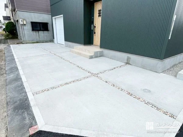 シルバーとグレーが織りなす、洗練された新築外構