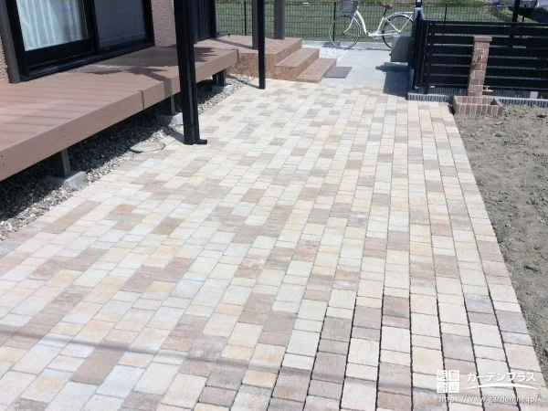 インターロッキングとテラス屋根で快適に整えたお庭の工事