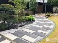 2種類の幅の平板をベースつくりあげる和モダンな園路