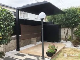 木目とアルミが響き合う、洗練された「離れ」テラス[施工後]