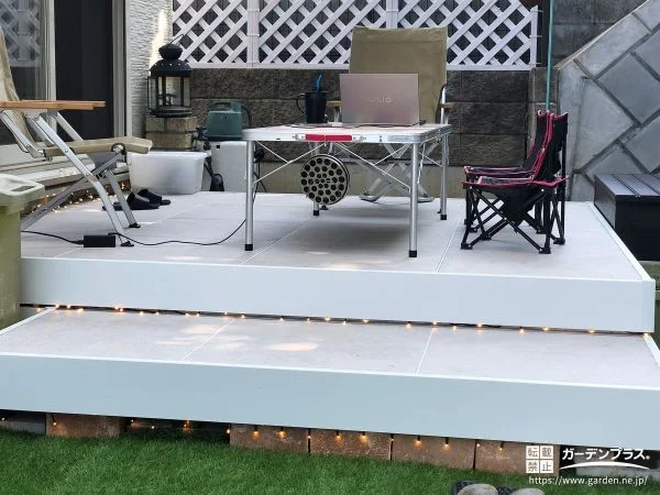 ステップ付きの明るいタイルデッキで楽しむお庭リフォーム工事