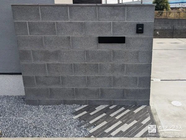 ダークグレーの化粧ブロックの重厚感が迎える、意匠を凝らした門柱周り