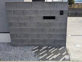 ダークグレーの化粧ブロックの重厚感が迎える、意匠を凝らした門柱周り[施工後]