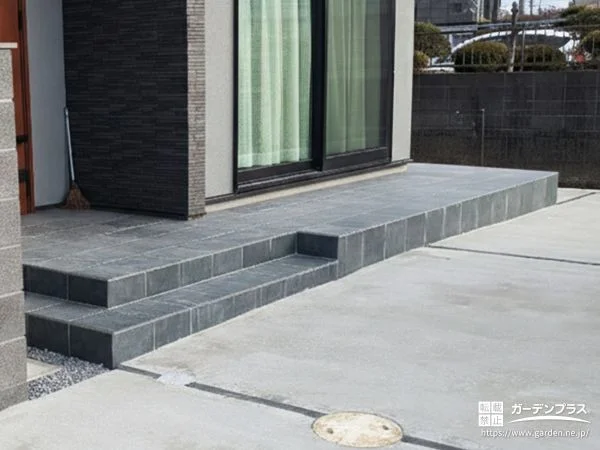 玄関からテラスへ。水平に伸びるタイルデッキ