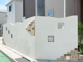 レンガとガラスブロックのアクセントが映える門塀の施工工事