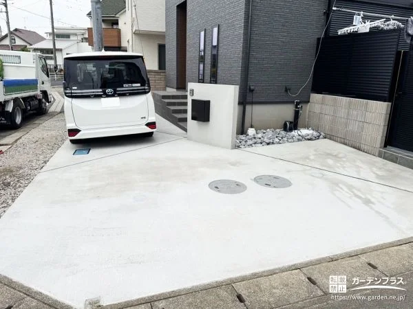 駐車スペースを広く確保する門柱配置のセミクローズの新築外構