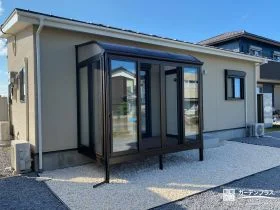 テラス囲いと砂利敷きで快適でローメンテナンスに仕上げた工事