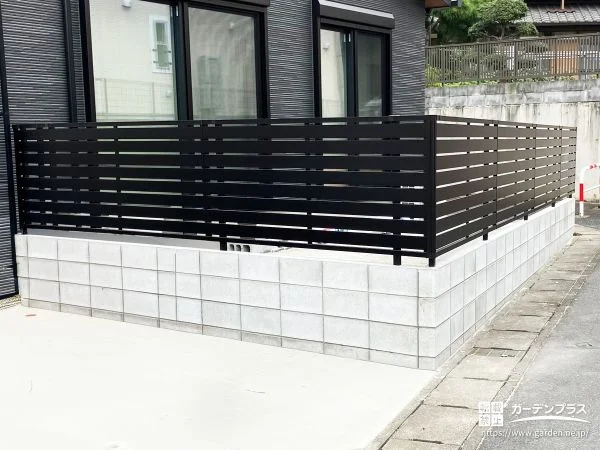 リビング前でも落ち着いて過ごせる環境を整える目隠しフェンス