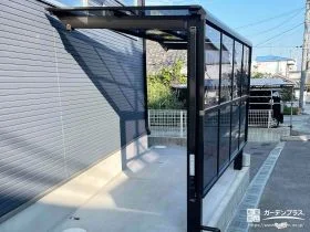 サイドパネル付きで雨の吹込みを軽減するサイクルポート工事