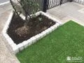 ホワイトのピンコロ石で囲んだ花壇がアクセントのお庭工事