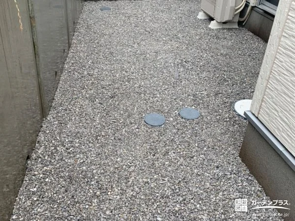 エアコン室外機の下や汚水枡の部分も丁寧に仕上げた砂利敷き工事