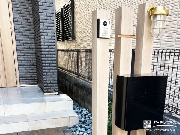 木調の機能門柱で玄関まわりにやさしいアクセントを