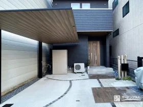 ブラック×オークが映える、上質で温もりのある新築外構