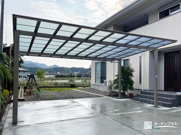 開放感のあるフラット屋根で大切なお車を守るカーポート工事