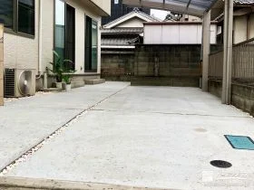 イエローカラーの化粧砂利が可愛らしく映える駐車スペース工事