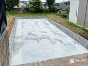 周囲に土留めを設けてつくった安心の駐車スペース舗装工事