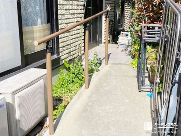 手すり付きの玄関前と雑草対策をしたお庭で快適に過ごせる工事