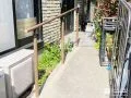 手すり付きの玄関前と雑草対策をしたお庭で快適に過ごせる工事