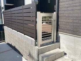 スタイリッシュなデザインの門扉[施工後]