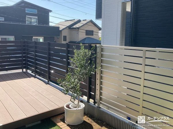目隠しフェンスと門扉で整えた安心のデッキ付きのお庭工事