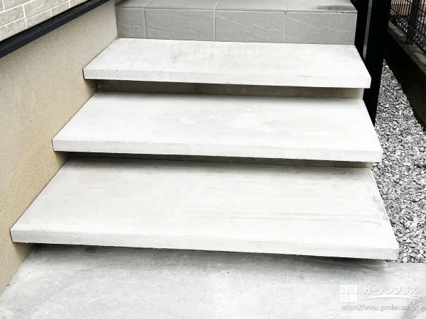 上質な雰囲気を演出する浮き階段