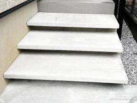 上質な雰囲気を演出する浮き階段[施工後]