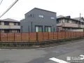 道路沿いをぐるりと囲って視線をカットする目隠しフェンス工事