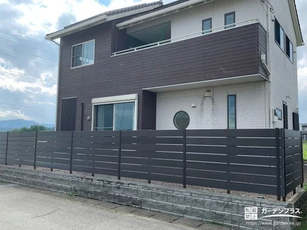 お住まいの外観と調和するシンプルデザインの目隠しフェンス工事
