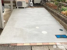 駐車スペースに隣接した芝部分にコンクリートを打設した工事