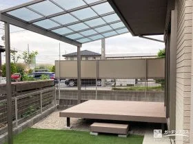 ナチュラルな質感の人工芝とウッドデッキでくつろぐお庭工事