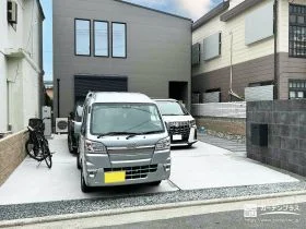 潔い美しさが続く、金鏝仕上げの駐車空間